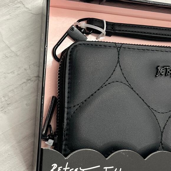 Betsey Johnson Black Bubble Heart Faux Leather Wallet Removable Wristlet - Picture 3 of 7